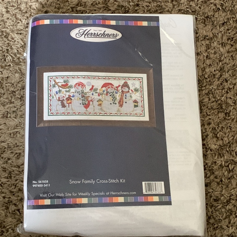 2004 HERRSCHNERS Snow Family Cross-Stitch Kit #561858 Measures 26” x 14”